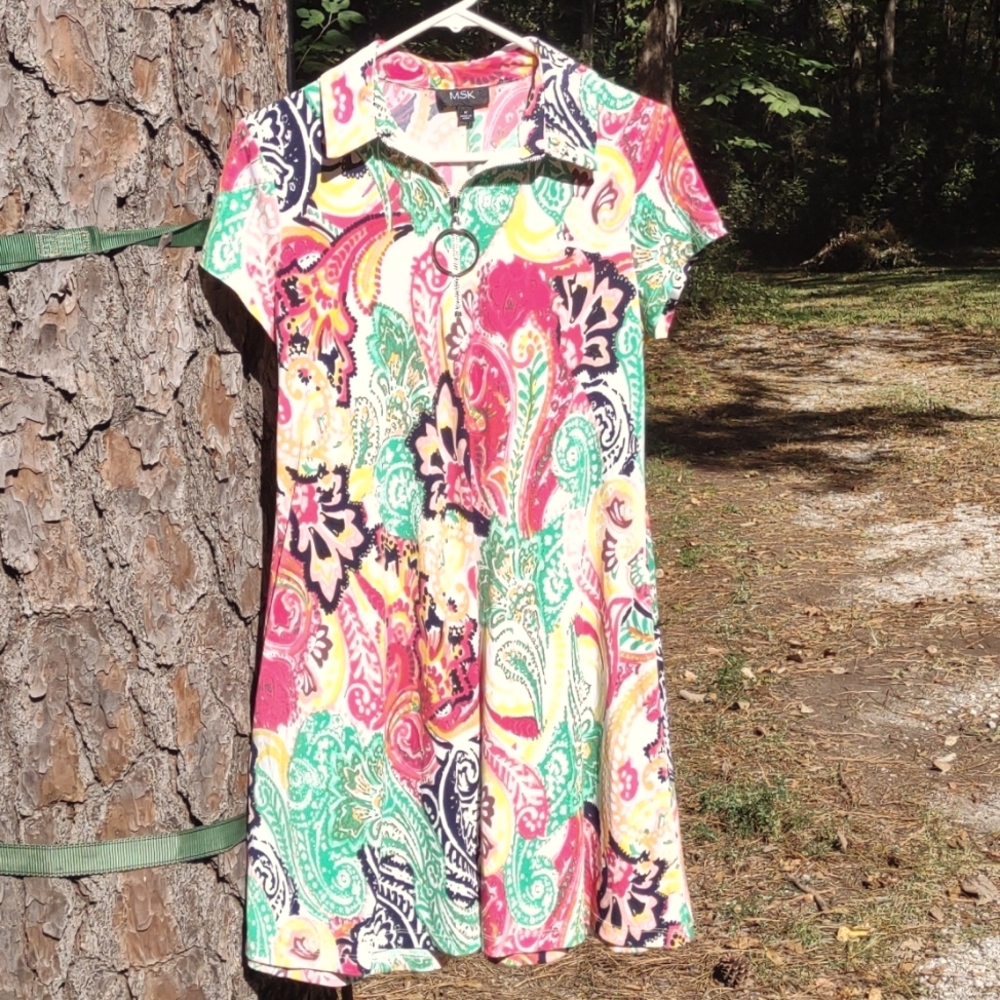 MSK BRAND SZ. MEDIUM FLORAL PAISLEY 1/4 ZIP SHORT SLEEVE DRESS